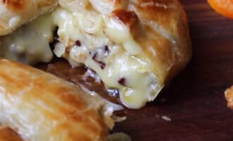 Сыр Бри с клюквой и орехами
