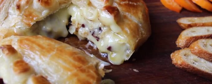 Сыр Бри с клюквой и орехами