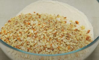 Мука с орехами и корицей