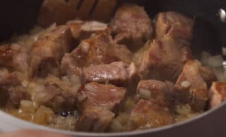 Мясо с луком на сковороде