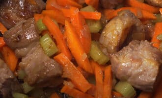 Мясо с морковью и сельдереем