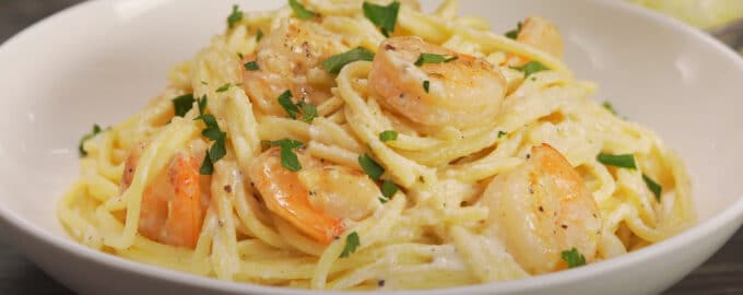 Паста в сливочном соусе с креветками