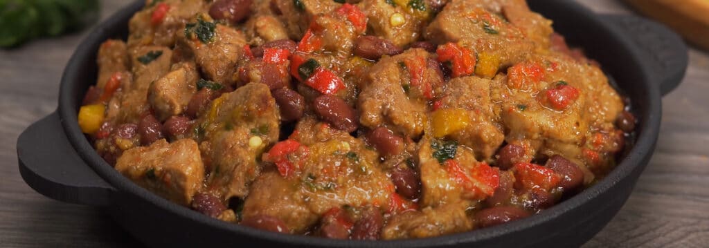 Тушеное мясо с перцем и фасолью