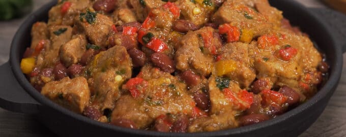 Тушеное мясо с перцем и фасолью