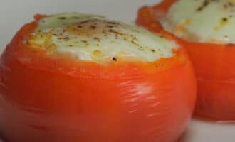 Запеченные помидоры с творогом и яйцами