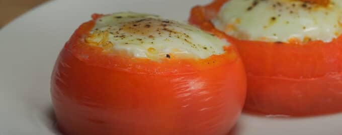 Запеченные помидоры с творогом и яйцами