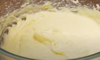 Масло с яйцами и сахаром