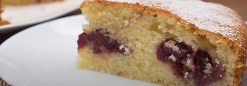 Пирог с вишней на кефире
