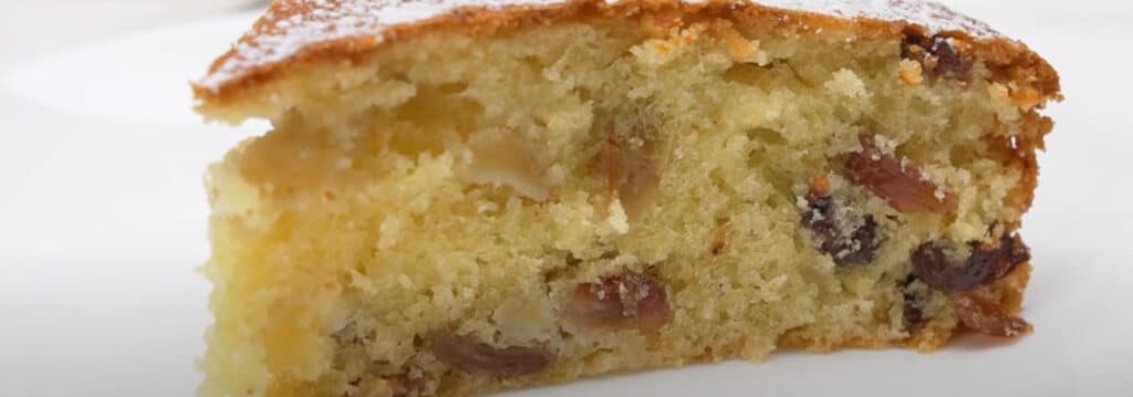 Пирог с яблоком и изюмом