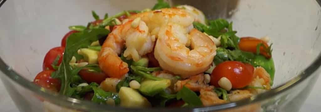 Салат с рукколой авокадо и креветками