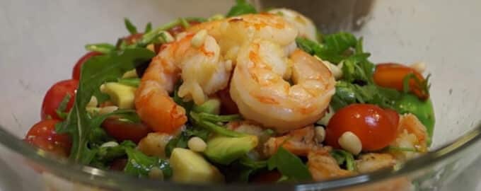 Салат с рукколой авокадо и креветками