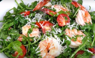 Салат с рукколой и креветками