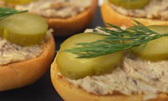 Бутерброды с намазкой из шпрот