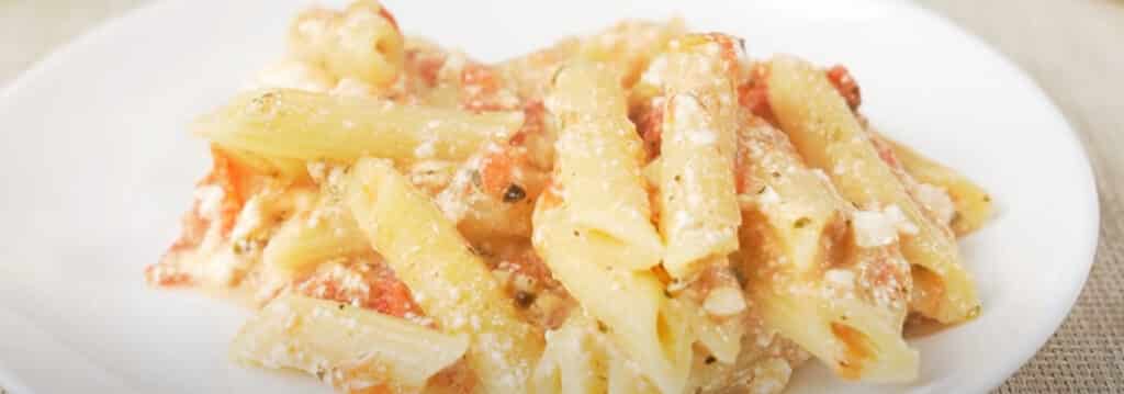 Макароны с фетой и томатами