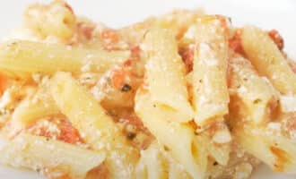 Макароны с фетой и томатами