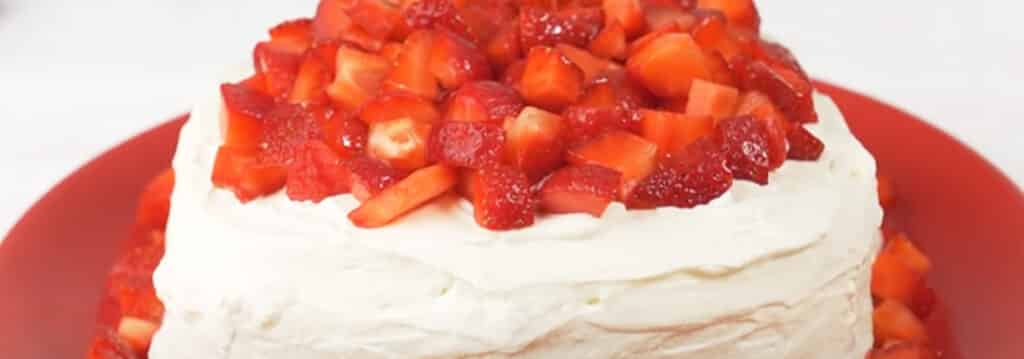 Торт без выпечки с клубникой