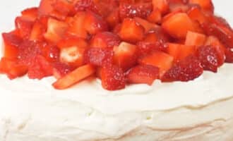 Торт без выпечки с клубникой