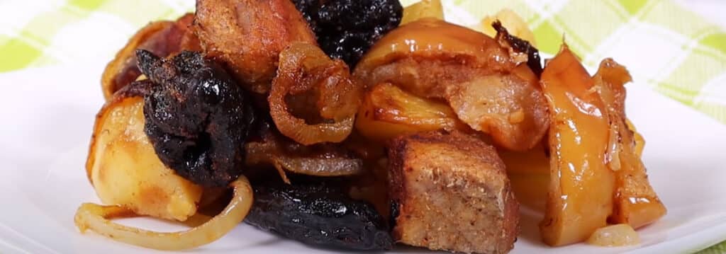 Мясо в рукаве с яблоками и черносливом