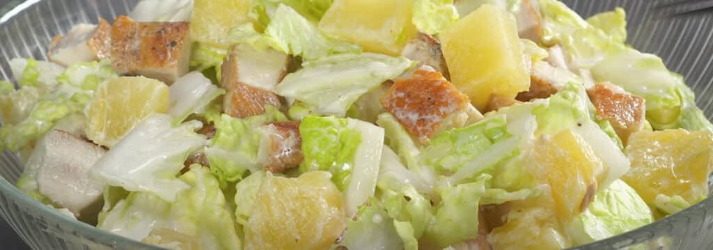 Салат с жаренной курицей и ананасами