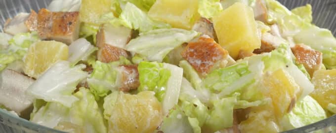 Салат с жаренной курицей и ананасами