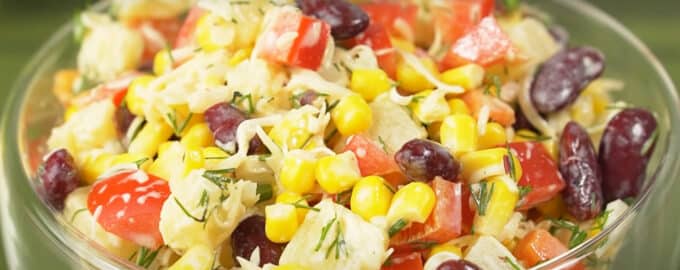 Салат с ананасами и консервированной фасолью