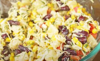 Салат с фасолью и кукурузой