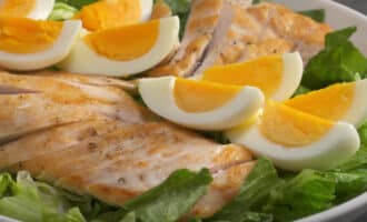 Листья салата с курицей и яйцом