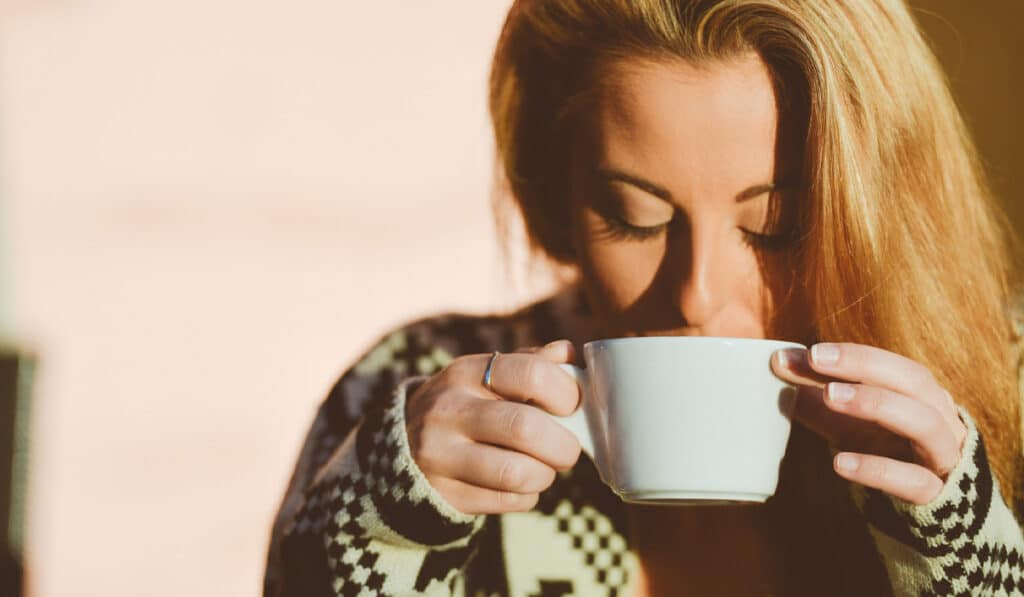девушка пьет кофе утром