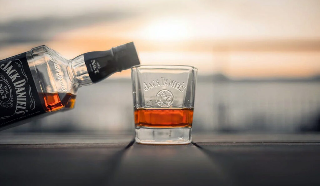 Виски Jack Daniels с фирменным стаканом