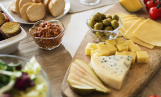 нарезка разных сортов сыра