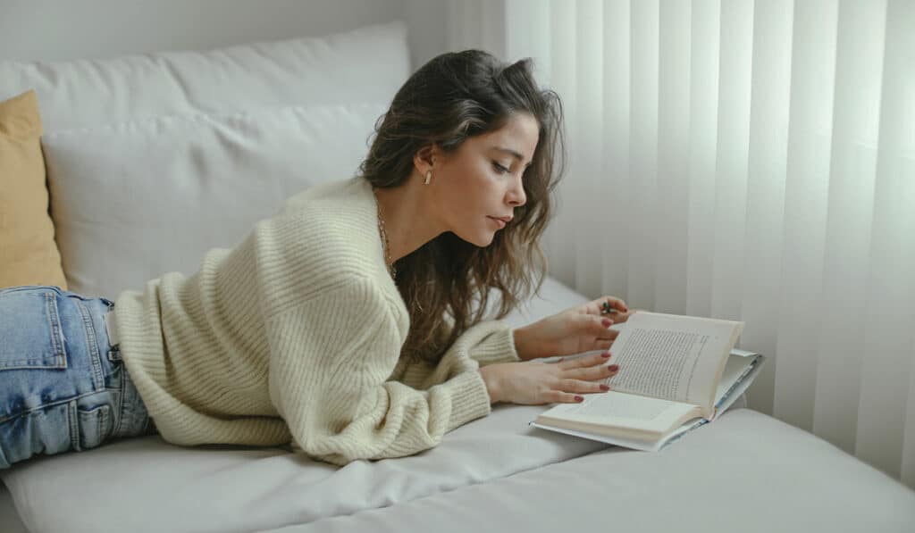 девушка читает книгу